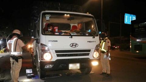 Kiên quyết xử lý các xe chở hàng quá khổ, quá tải