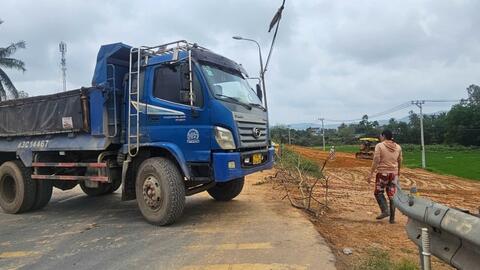 Xe vận chuyển đất tại Quốc lộ 14B gây ô nhiễm môi trường