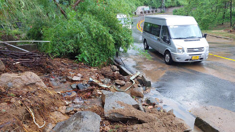 Nhiều tuyến đường ngập sâu, đường lên bán đảo Sơn Trà bị sạt lở