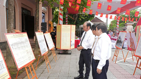 Triển lãm “Huế theo dòng lịch sử qua tài liệu lưu trữ”