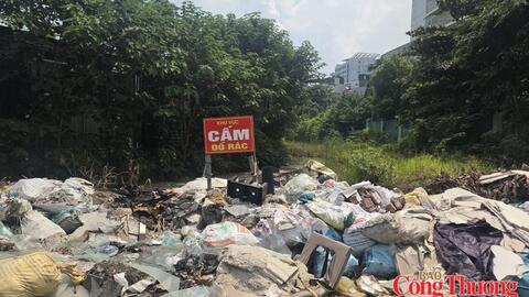 Nhếch nhác bãi rác tự phát ven đường Phạm Văn Đồng