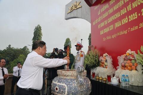 Phó Thủ tướng Thường trực Phạm Gia Túc dự Lễ viếng, truy điệu và an táng hài cốt liệt sĩ tại Tây Ninh