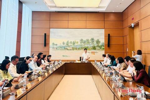 Bộ trưởng Lê Mạnh Hùng làm rõ nhiều nội dung tại phiên thảo luận Tổ về dự án Luật Dầu khí (sửa đổi)