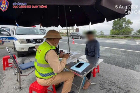 Xử phạt nam thanh niên điều khiển xe mô tô đi vào đường cao tốc