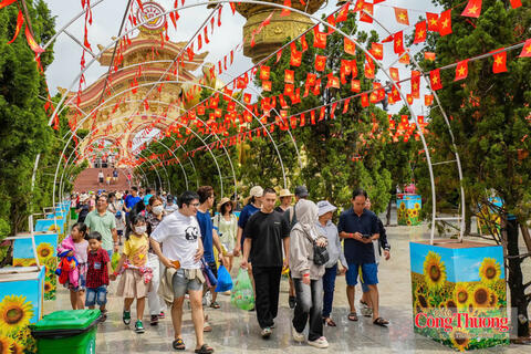 TP. Hồ Chí Minh đón 1,71 triệu du khách, thu 4.900 tỷ đồng dịp lễ