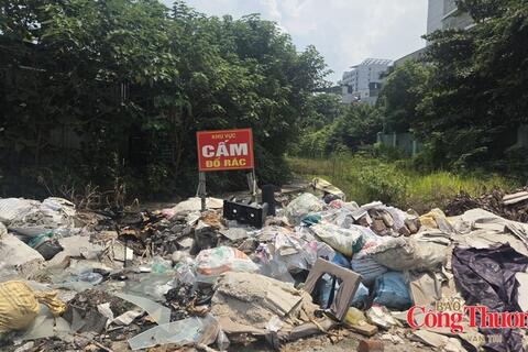Nhếch nhác bãi rác tự phát ven đường Phạm Văn Đồng
