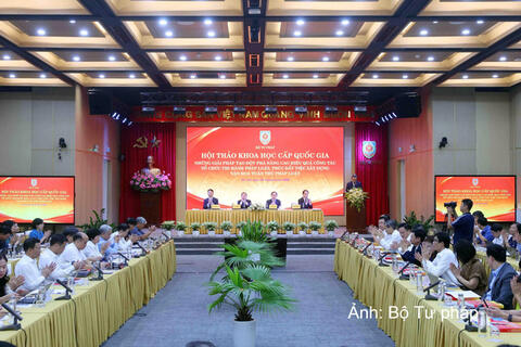 Gắn kết chặt chẽ xây dựng và thi hành pháp luật
