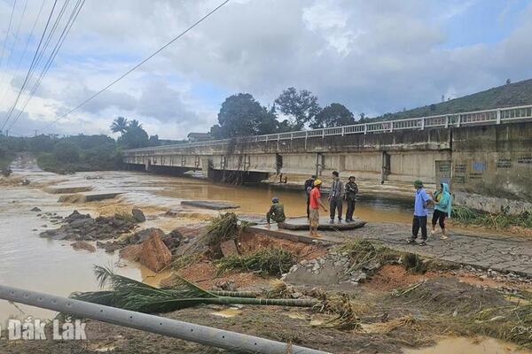 Khẩn trương ứng phó mưa lũ, sạt lở đất tại nhiều địa phương
