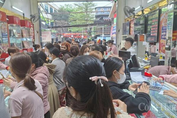 Đà Nẵng: Giá vàng cao, người dân chỉ mua 5 phân đến 1 chỉ lấy may