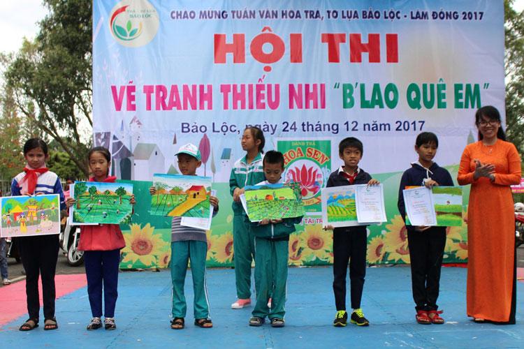 Các em học sinh vẽ về quê hương Bảo Lộc. Ảnh: T.Chu