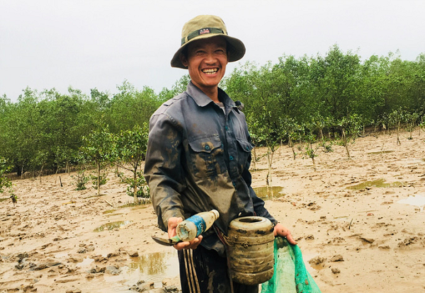 Niềm vui của ngư dân Phạm Văn Tú (xã Nga Tân, huyện Nga Sơn) sau nửa ngày săn thủy sản trong rừng ngập mặn.