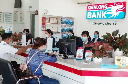 Khách hàng giao dịch tại Kienlongbank.