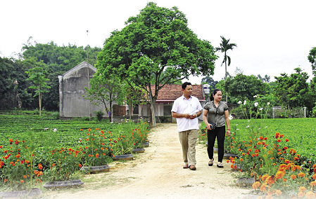 Ông Thân Nhân Khuyến đưa khách tham quan các đồi chè.