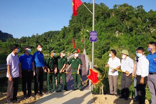 Đại tá Trịnh Thanh Bình, Tỉnh ủy viên, Chỉ huy trưởng BĐBP Quảng Bình, lãnh đạo huyện Minh Hóa và các đơn vị phối hợp khành thành cầu vượt lũ.