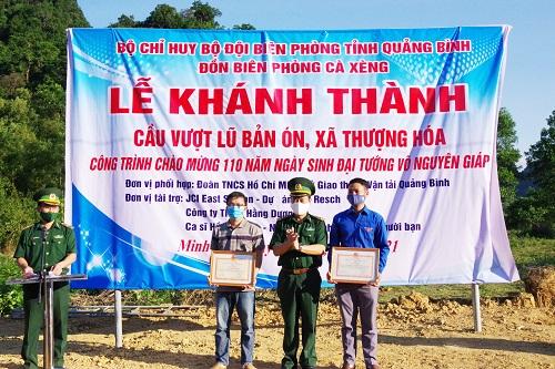 Đại tá Trịnh Thanh Bình trao Giấy khen cho tập thể và cá nhân có nhiều đóng góp vào công trình.