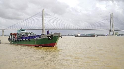 Sông Hậu - một trong 2 phân lưu của sông Mekong. Phân lưu còn lại là sông Tiền. Mekong tách ra thành sông Hậu và sông Tiền tại lãnh thổ Campuchia.