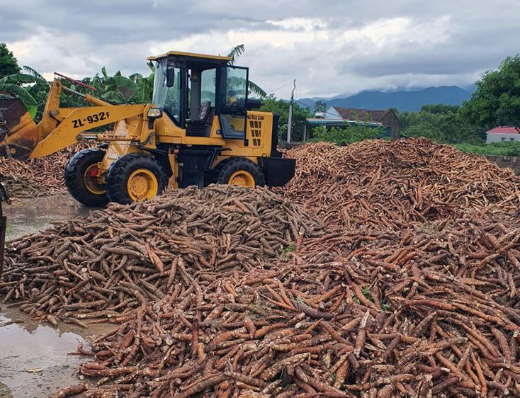 Vận chuyển sắn của bà con xã Tây Trạch đi tiêu thụ.