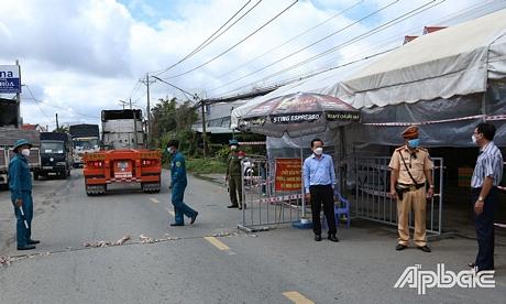 Kiểm tra tại Chốt kiểm soát phòng, chống dịch trên đường tỉnh 866.