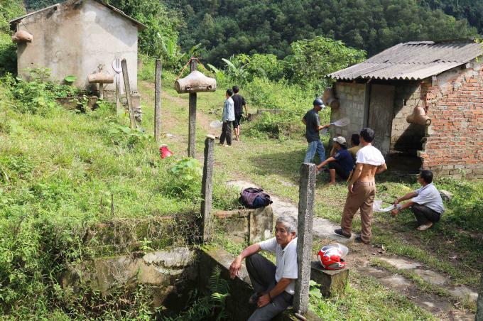 Ngày ong di trú nhiều, tại xã Thanh Thủy (Thanh Chương), mỗi ngày có hàng trăm người, đủ các lứa tuổi ở trong và ngoài huyện tập trung về đây đi săn ong giống. Họ bám địa bàn, thức cả trưa, nhịn ăn để bắt ong thăm và chờ ong 'đổ bộ'. Ảnh: Huy Thư.