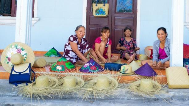 Nhiều người làm nghề thủ công từ cỏ bàng ở làng Phò Trạch (Phong Điền, Thừa Thiên - Huế) đã quay lại với truyền thống, thu nhập khá. Ảnh: Bảo Hòa.