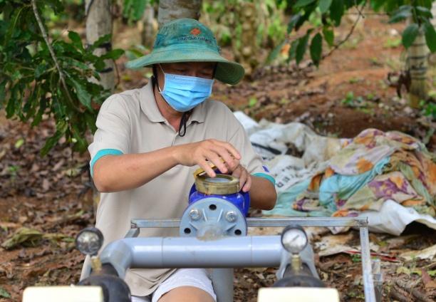 Nhờ hệ thống tưới phun mưa tại gốc, gia đình ông Lê Ngọc Chánh (xã Tân Nghĩa, huyện Di Linh, Lâm Đồng) chủ động nguồn nước tưới cho cà phê trong mùa khô. Ảnh: Minh Hậu.