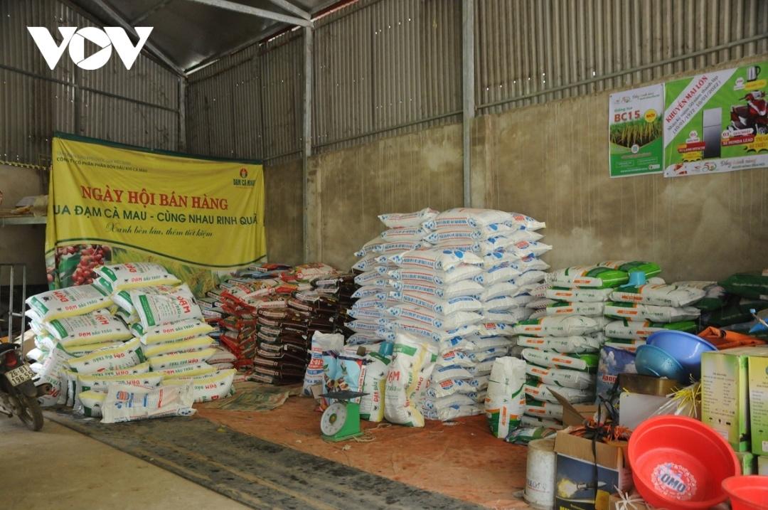 Cửa hàng phân bón và vật tư nông nghiệp vắng khách khi giá phân bón tăng cao.