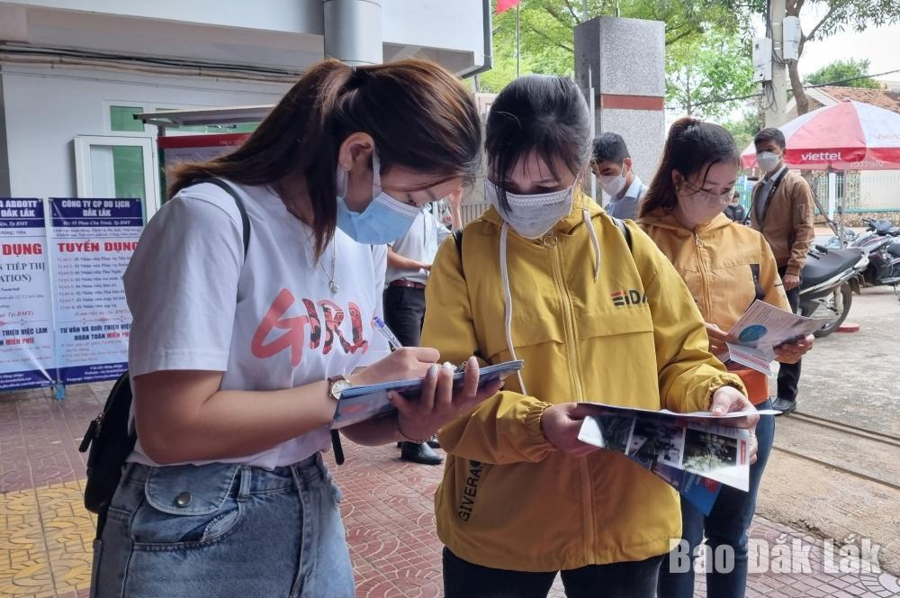 Người lao động tìm hiểu thông tin việc làm tại Phiên giao dịch việc làm lần I năm 2022.