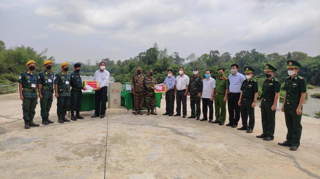 Các Đoàn công tác thăm, tặng quà lực lượng bảo vệ biên giới tỉnh Mondulkiri