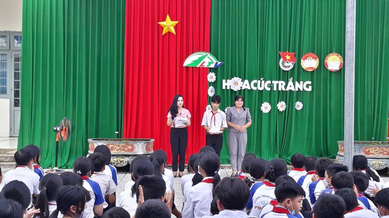 Trao tiền hỗ trợ cho em Nguyễn Hoàng Quân