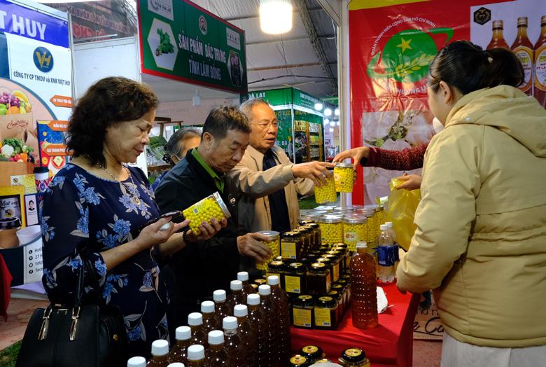 Hội chợ thương mại Festival Hoa Đà Lạt, nông sản thanh niên toàn quốc thu hút nhiều người dân quan tâm