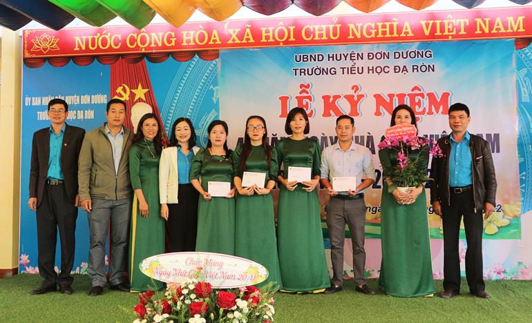 Tặng quà cho công đoàn viên T rường Tiểu học Đạ Ròn