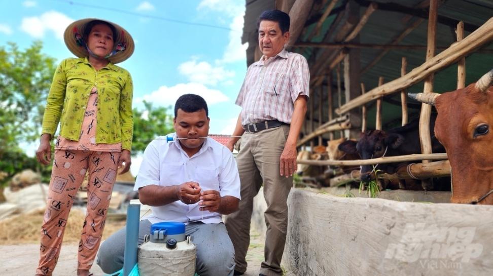 Đội ngũ cán bộ kỹ thuật viên chăn nuôi, thú y được đào tạo bài bản, hỗ trợ đắc lực cho công tác phát triển chăn nuôi bò trên địa bàn tỉnh Sóc Trăng. Ảnh: Kim Anh.