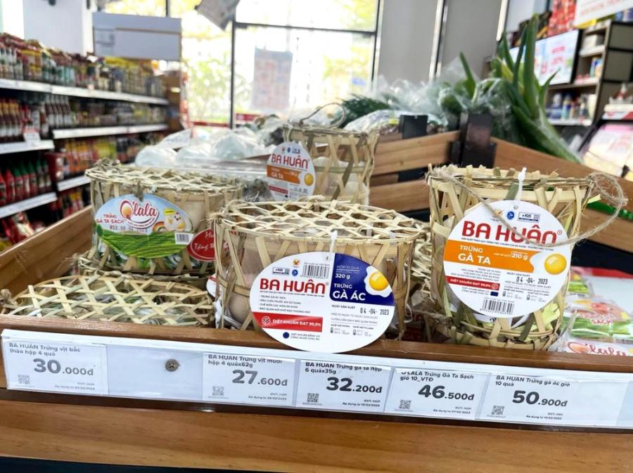 Giá trứng gà ta của doanh nghiệp uy tín được bán ở các siêu thị, cửa hàng tiện lợi  với giá 46.500 đồng/chục - ẢNH: N.C.
