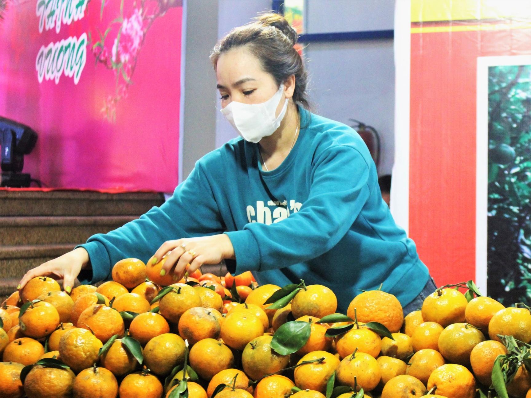 Tại phiên chợ, hàng trăm các mặt hàng nông, đặc sản vùng miền sẽ được các HTX, doanh nghiệp giới thiệu tới người dân Thủ đô. Ảnh: Trung Quân.