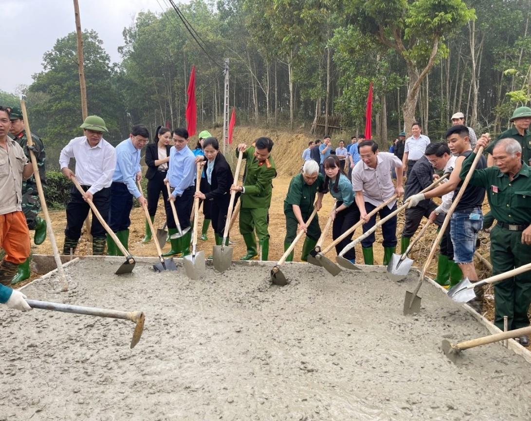 Làm đường bê tông tại xã Kháng Nhật, huyện Sơn Dương.