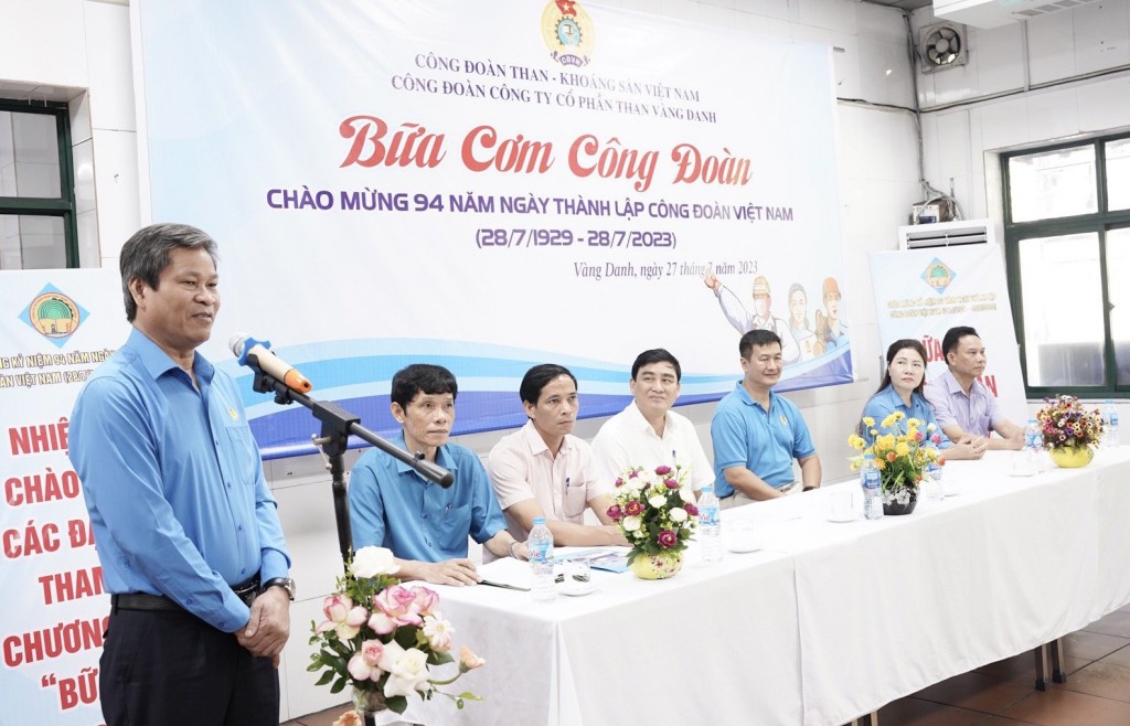 Đồng chí Huỳnh Thanh Xuân – Phó Chủ tịch Tổng Liên đoàn Lao động Việt Nam phát biểu tại chương trình “Bữa cơm Công đoàn” Công ty Than Vàng Danh