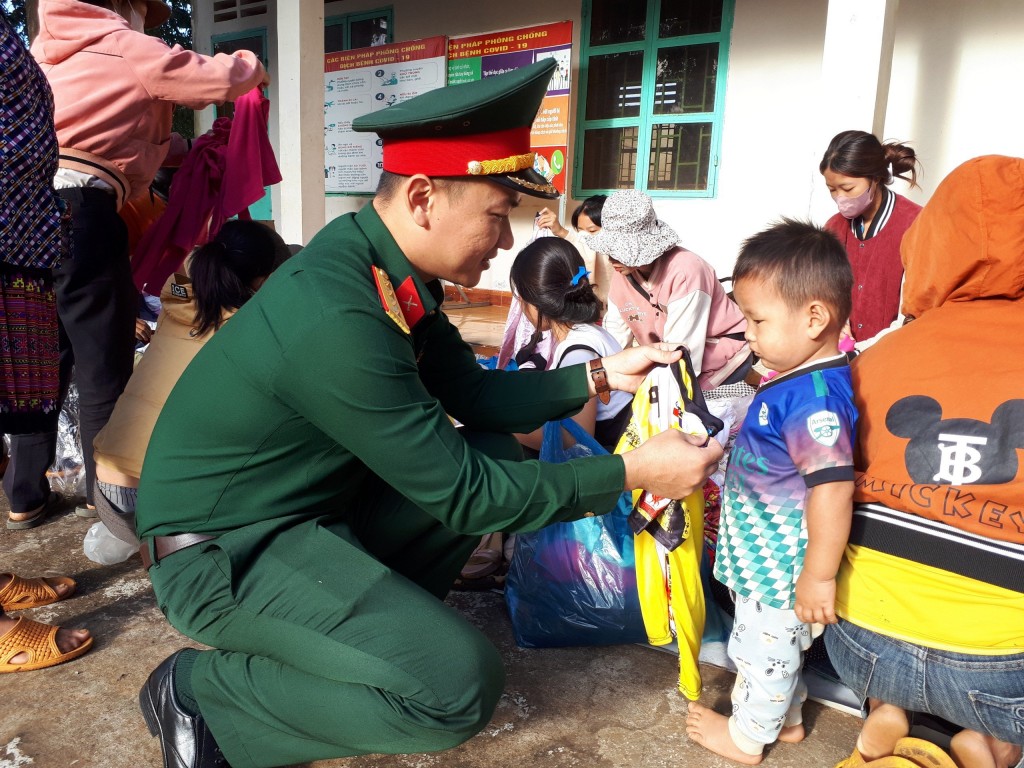 Trung đoàn 720 dành tặng người dân địa phương những “món quà” ý nghĩa