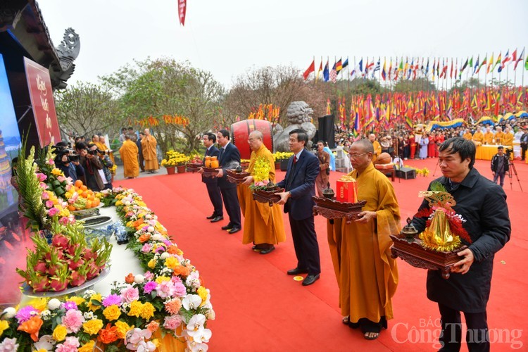 Ninh Bình khai hội chùa Bái Đính, không còn cảnh chen chúc, xô bồ