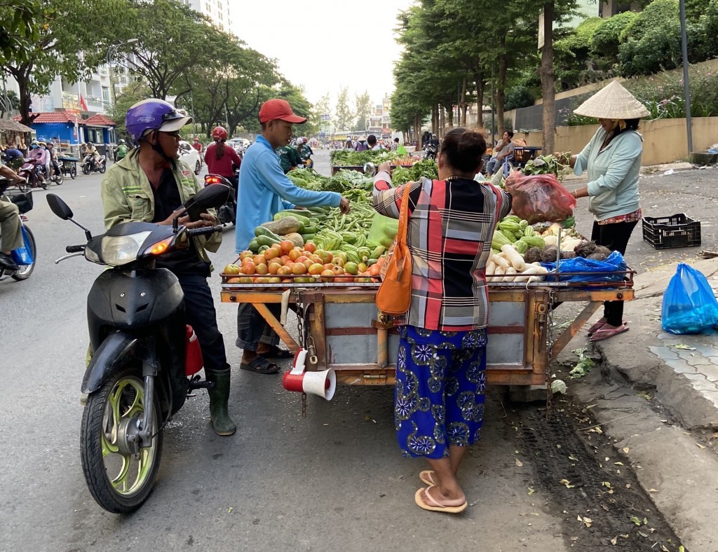 Công an Quận 8 xử phạt hàng chục trường hợp hàng rong buôn bán lấn chiếm lòng đường (Ảnh minh hoạ)