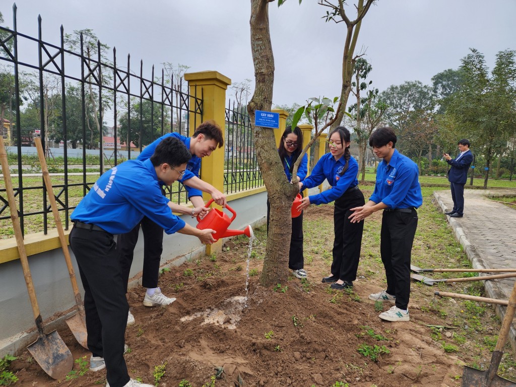 Sinh viên Khoa Tài nguyên và Môi trường cùng trồng cây xanh