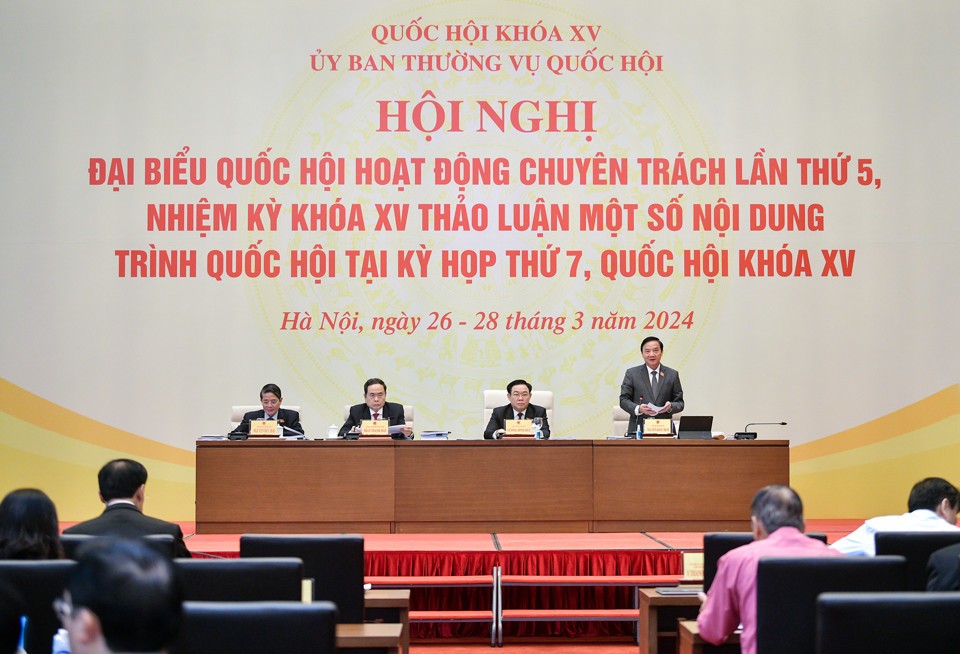 Phó Chủ tịch Quốc hội Nguyễn Khắc Định điều hành hội nghị