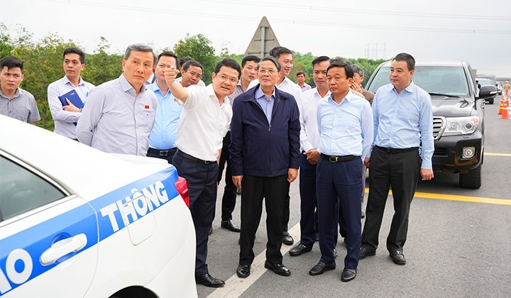 Phó Chủ tịch Quốc hội Nguyễn Đức Hải (giữa) cùng đoàn giám sát, khảo sát thực địa dự án Đường Hồ Chí Minh đoạn Cam Lộ - La Sơn và La Sơn - Túy Loan - cao tốc đi qua Quảng Trị - Huế - Đà Nẵng (Ảnh: thuathienhue.gov)