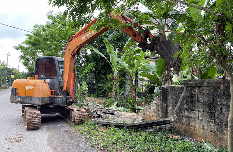 Người dân xã Vạn Ninh tự nguyện phá dỡ một phần công trình của gia đình cũng như hiến đất để mở rộng đường giao thông.