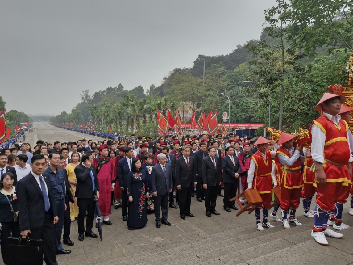 Thủ tướng Chính phủ Phạm Minh Chính dâng hương tưởng niệm các Vua Hùng