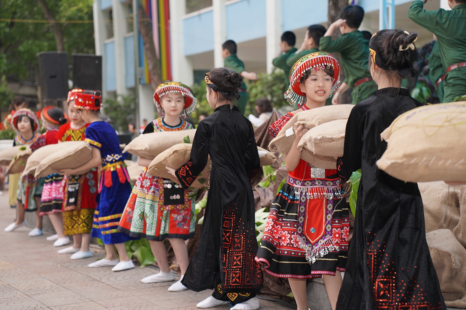 Các em học sinh tái hiện cảnh vận chuyển lương thực