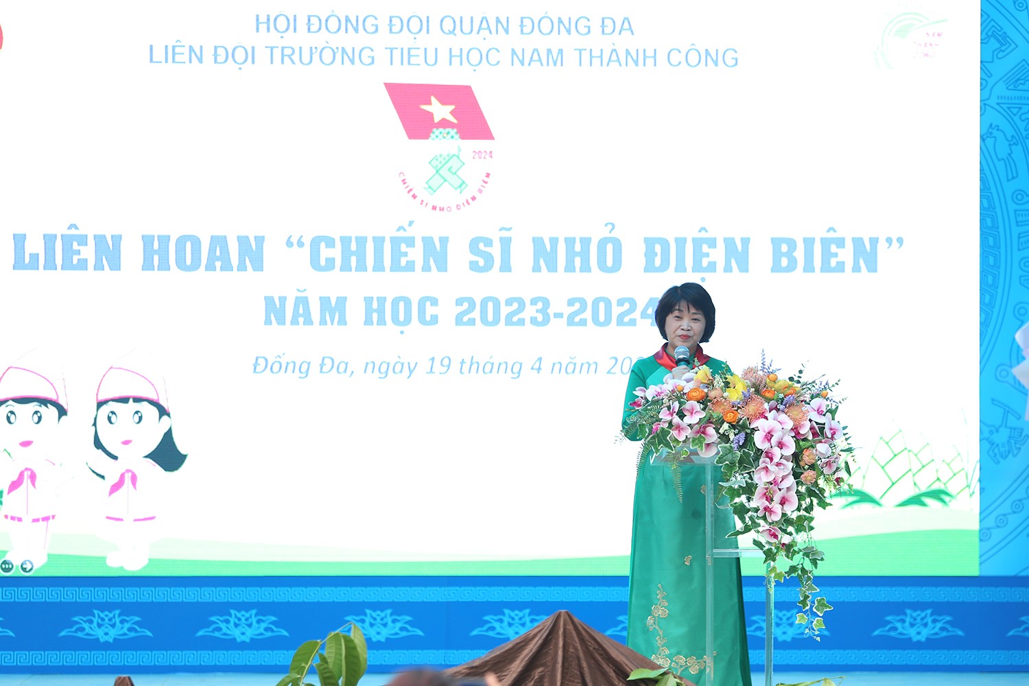 Nhà giáo Phạm Thị Phúc - Hiệu trưởng trường Tiểu học Nam Thành Công phát biểu khai mạc liên hoan