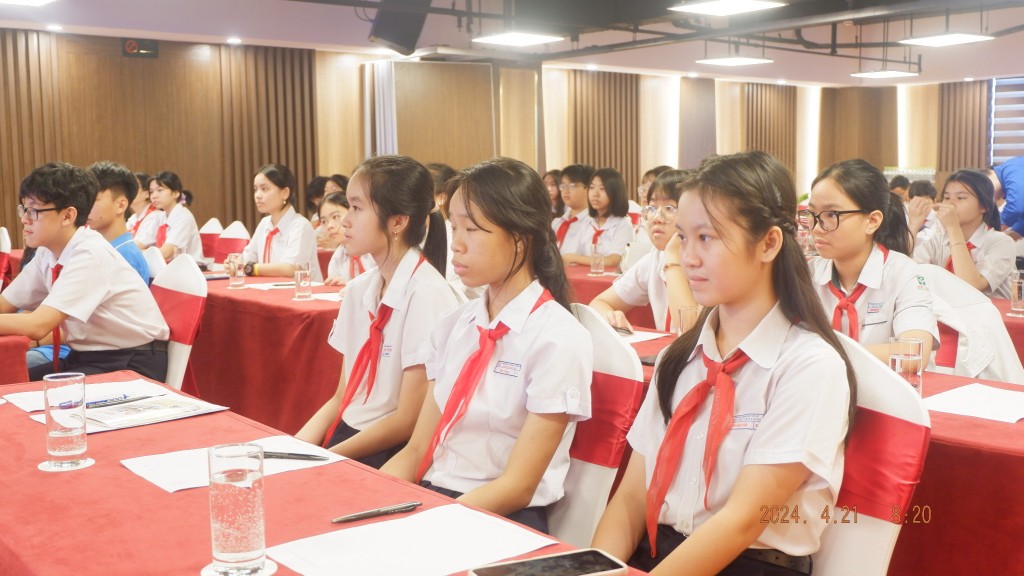 Qua buổi tọa đàm các em học sinh được trao đổi phương pháp xây dựng mục tiêu cá nhân phù hợp với nhu cầu, nguyện vọng và điều kiện thực tế (Ảnh Đ.Minh)