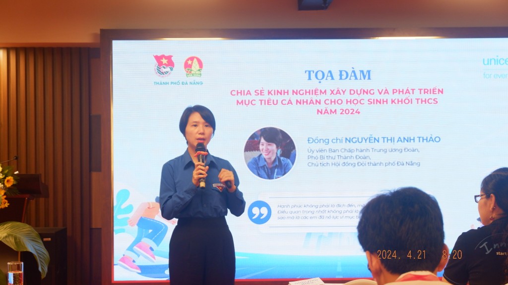 Chị Nguyễn Thị Anh Thảo, Phó Bí thư Thành đoàn Đà Nẵng nhấn mạnh về tầm quan trọng của việc xây dựng và phát triển mục tiêu cá nhân đối với lứa tuổi thanh thiếu nhi (Ảnh Đ.Minh)