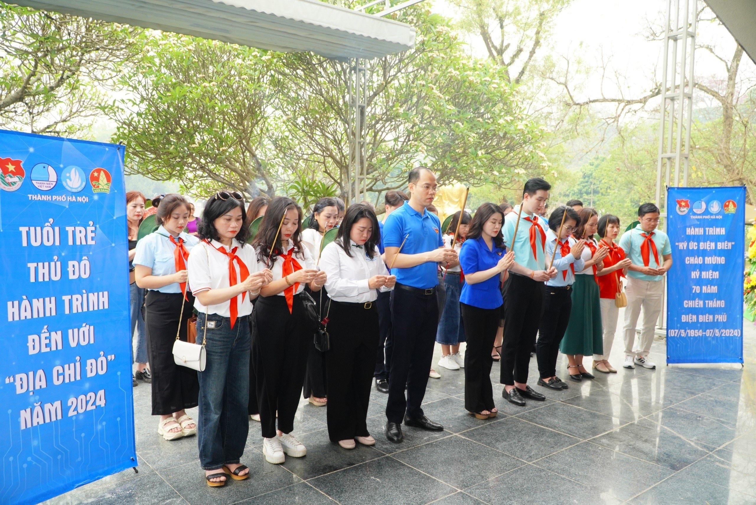 Tuổi trẻ Thủ đô tưởng niệm các liệt sĩ tại Điện Biên Phủ