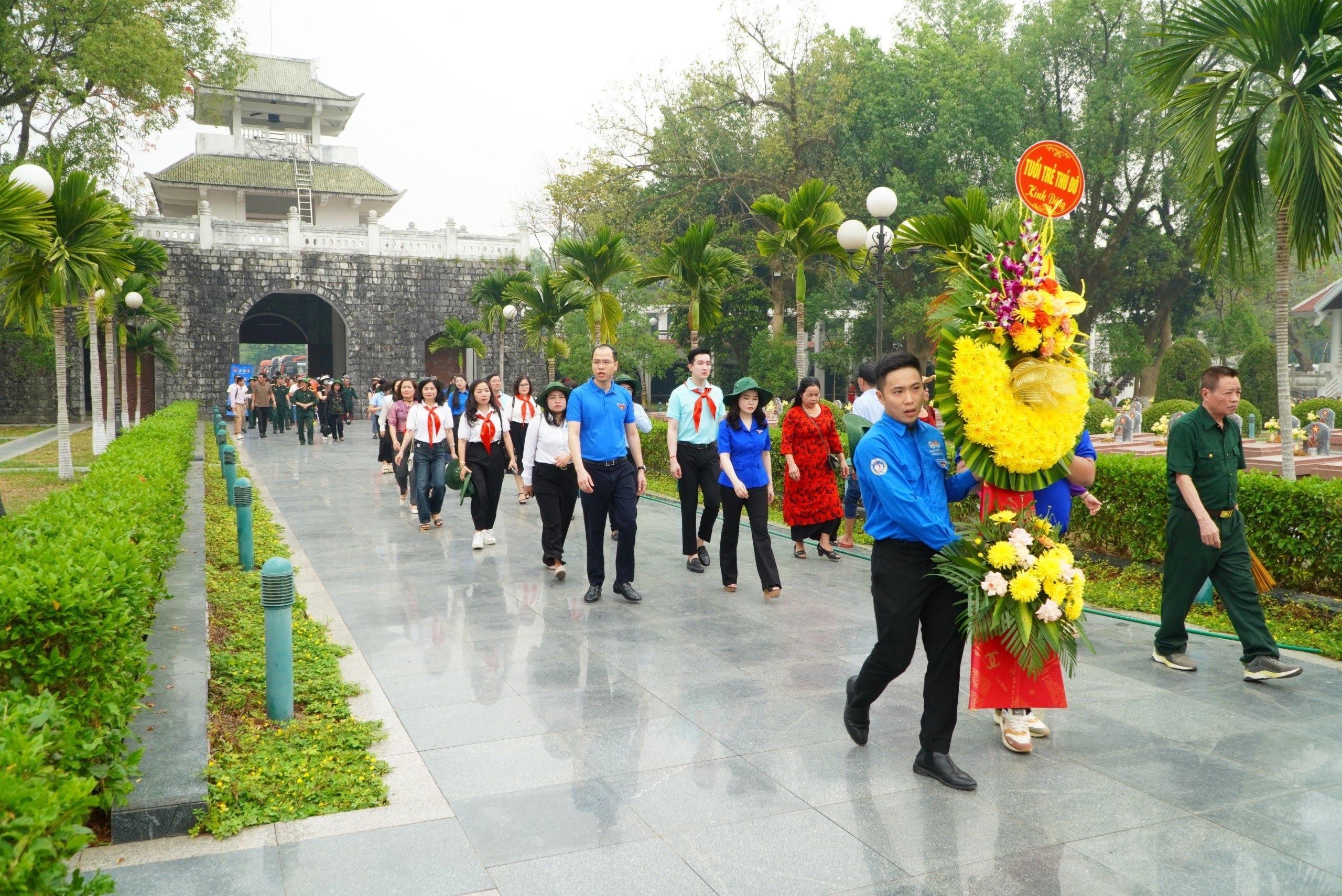 Tuổi trẻ Thủ đô tưởng niệm các liệt sĩ tại Điện Biên Phủ